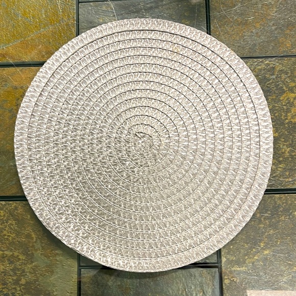 SET OF 4  CLASSIC ROUND WOVEN TAUPE PLACEMATS - Picture 2 of 6